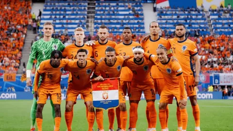 中国短道速滑队成功挺进世锦赛男子5000米接力半决赛